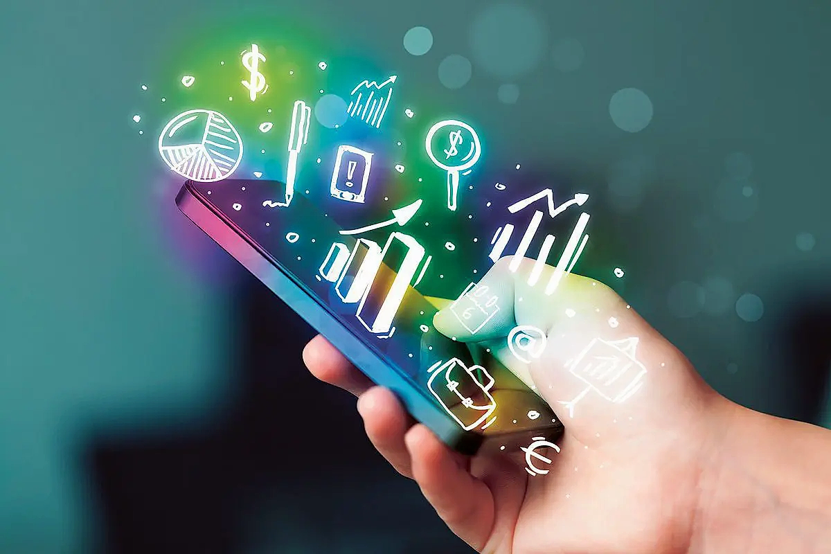 Mobil Cihazla Dijital Pazarlama Görseli.